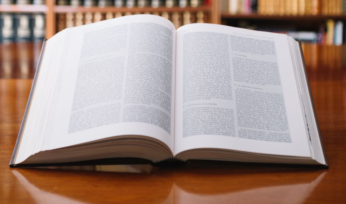 Livre ouvert dans une bibliothèque — Éditions Bis & Ter